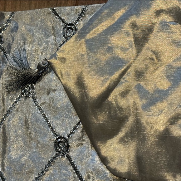 Gorgeous silver table runner - velvet with tassels - 11.5” x 71” - Picture 5 of 5